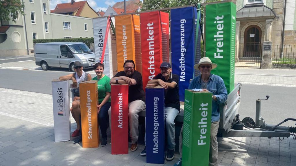 dieBasis Infostand mit den vier Säulen